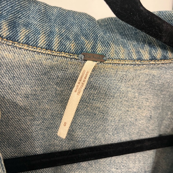 Free People Distressed Denim Jacket Womens Size Small - Picture 5 of 5